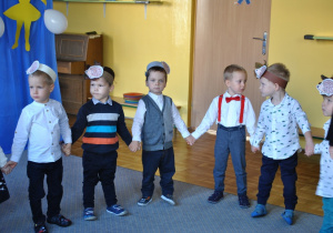 Dzieci ustawiają się do tańca. Ujęcie 2